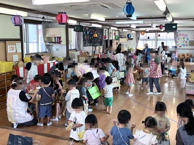 屋内で行われるお祭りごっこの様子